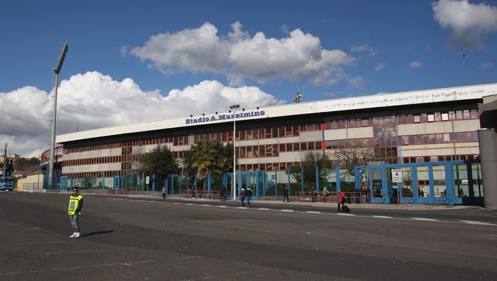 CATANIA, ITALY - FEBRUARY 12: A general view outside the Angelo Massimino Stadium prior to the Serie A match between Catania Calcio and Genoa CFC at Stadio Angelo Massimino on February 12, 2012 in Catania, Italy. (Photo by Maurizio Lagana/Getty Images) Biglietti e divieti, lavori ed extra capienza: Catania-Acireale, il derby a tappe forzate - immagine 1