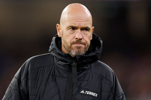 MELBOURNE, AUSTRALIA - JULY 15: Erik ten Hag, head coach of Manchester United looks on ahead of the Pre-Season friendly match between Melbourne Victory and Manchester United at Melbourne Cricket Ground on July 15, 2022 in Melbourne, Australia. (Photo by Mike Owen/Getty Images) Lo United vince ma Ten Hag si arrabbia per un retropassaggio a 3′ dal termine: “Cosa c***o fate?” - immagine 1