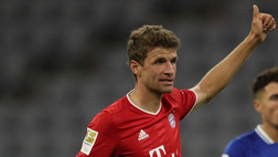Bayern, Müller mette maglia di calcio al suo cane ma è di altro club