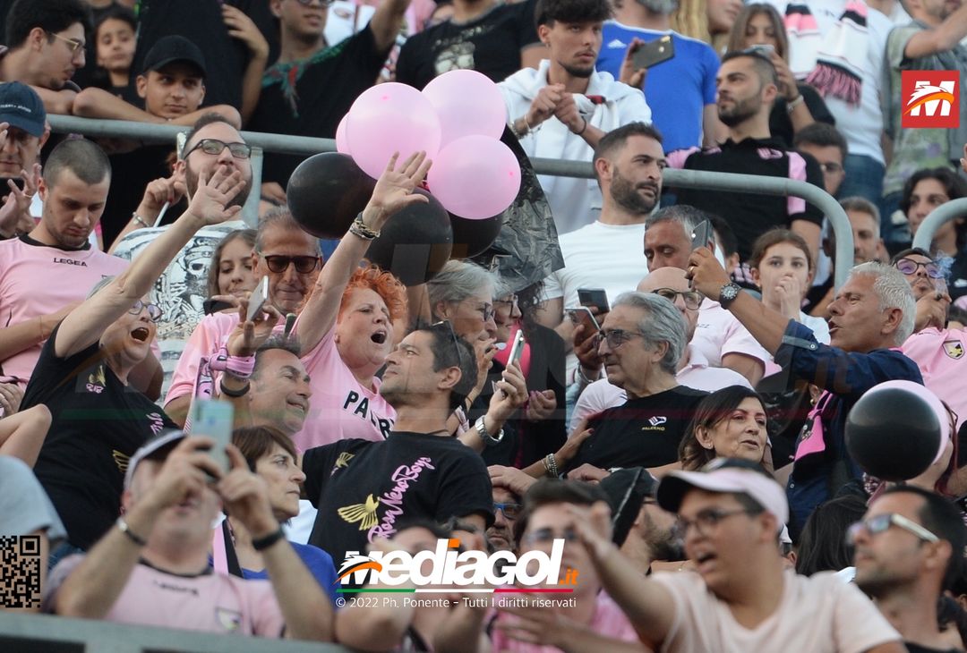 Fototifo, i tifosi allo stadio per Palermo-Feralpisaló 1-0 (gallery) - immagine 186