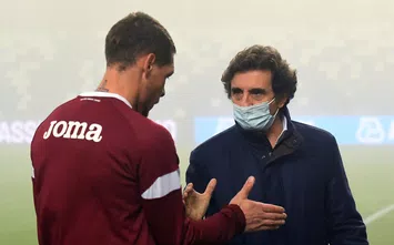  REGGIO NELL'EMILIA, ITALY - OCTOBER 23: Andrea Belotti of Torino FC shankes hands with Torino FC President Urbano Cairo during the Serie A match between US Sassuolo and Torino FC at Mapei Stadium - Città del Tricolore on October 23, 2020 in Reggio nell'Emilia, Italy. (Photo by Alessandro Sabattini/Getty Images)