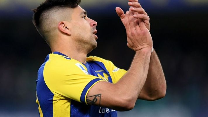 VERONA, ITALY - APRIL 04: Giovanni Simeone of Hellas Verona gestures during the Serie A match between Hellas and Genoa CFC at Stadio Marcantonio Bentegodi on April 04, 2022 in Verona, Italy. (Photo by Alessandro Sabattini/Getty Images) “Chi prendo tra Simeone e Lautaro Martinez?”. Tudor risponde così in conferenza - immagine 1