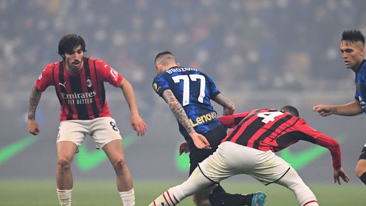 MILAN, ITALY - FEBRUARY 05: Ismael Bennacer and Sandro Tonali of AC Milan competes for the ball with Marcelo Brozovic of FC Internazionale during the Serie A match between FC Internazionale and AC Milan at Stadio Giuseppe Meazza on February 05, 2022 in Milan, Italy. (Photo by Claudio Villa/AC Milan via Getty Images) Inter-Milan, quanti derby in campo: da Brozovic-Tonali a Dzeko-Giroud. I duelli - immagine 1
