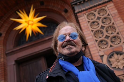 Frank Zander (Photo by Sean Gallup/Getty Images) Union-Hertha, quello di Berlino è anche il derby fra Nina Hagen e Frank Zander…- immagine 2
