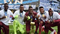 Colombia, il portiere porta in trionfo anche l’arbitro: festa per il titolo e cartellino giallo…