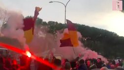 VIDEO Lazio-Roma, cori, fumogeni e applausi: i tifosi caricano così i giallorossi a poche ore dal derby della Capitale