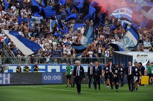  BERGAMO, ITALY - SEPTEMBER 11: Head Coach of Atalanta BC Gian Piero Gasperini lwalks onto the pitch for the Serie A match between Atalanta BC and FC Torino at Stadio Atleti Azzurri d'Italia on September 11, 2016 in Bergamo, Italy. (Photo by Pier Marco Tacca/Getty Images) 
