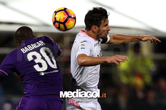 FLORENCE, ITALY - DECEMBER 04: Khouma Babacar of ACF Fiorentina battles for the ball with Sinisa Andelkovic of US Citta' di Palermo during the Serie A match between ACF Fiorentina and US Citta di Palermo at Stadio Artemio Franchi on December 4, 2016 in Florence, Italy.  (Photo by Gabriele Maltinti/Getty Images) 