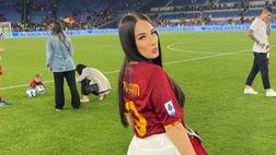 Leah Monroe incanta i tifosi della Roma: ecco le foto di lady Abraham in maglia giallorossa