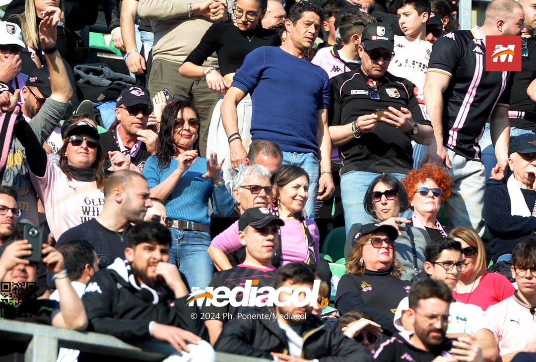 FOTOTIFO Palermo-Como 3-0, gli scatti ai tifosi al “Renzo Barbera” (GALLERY) - immagine 100