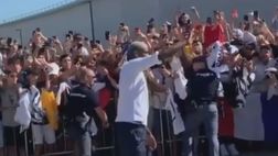 Juventus, Pogba accolto al JMedical dalla folla bianconera (VIDEO)