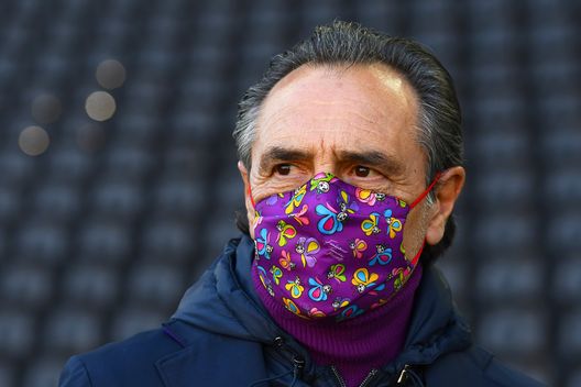 UDINE, ITALY - FEBRUARY 28: Cesare Prandelli, Head Coach of ACF Fiorentina looks on during the Serie A match between Udinese Calcio and ACF Fiorentina at Dacia Arena on February 28, 2021 in Udine, Italy. Sporting stadiums around Italy remain under strict restrictions due to the Coronavirus Pandemic as Government social distancing laws prohibit fans inside venues resulting in games being played behind closed doors. (Photo by Alessandro Sabattini/Getty Images) UDINE, ITALY - FEBRUARY 28: Cesare Prandelli, Head Coach of ACF Fiorentina looks on during the Serie A match between Udinese Calcio and ACF Fiorentina at Dacia Arena on February 28, 2021 in Udine, Italy. Sporting stadiums around Italy remain under strict restrictions due to the Coronavirus Pandemic as Government social distancing laws prohibit fans inside venues resulting in games being played behind closed doors. (Photo by Alessandro Sabattini/Getty Images)