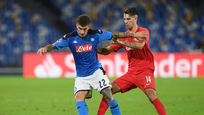 NAPLES, ITALY - NOVEMBER 05: Giovanni Di Lorenzo of SSC Napoli vies with Dominik Szoboszlai of RB Salzburg during the UEFA Champions League group E match between SSC Napoli and RB Salzburg at Stadio San Paolo on November 05, 2019 in Naples, Italy. (Photo by Francesco Pecoraro/Getty Images) 