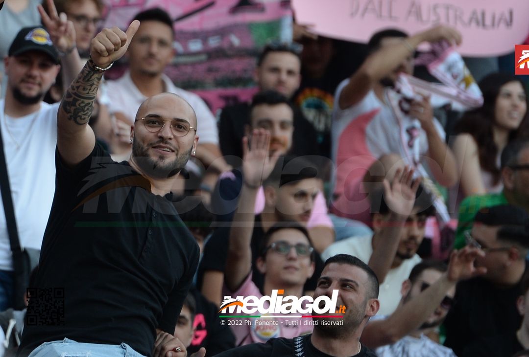 Fototifo, i tifosi allo stadio per Palermo-Feralpisaló 1-0 (gallery) - immagine 118