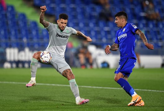  GETAFE, SPAIN - SEPTEMBER 29: Antonio Sanabria of Real Betis is challenged by Mathias Olivera of Getafe CF during the La Liga Santander match between Getafe CF and Real Betis at Coliseum Alfonso Perez on September 29, 2020 in Getafe, Spain. Football Stadiums around Europe remain empty due to the Coronavirus Pandemic as Government social distancing laws prohibit fans inside venues resulting in fixtures being played behind closed doors. (Photo by Denis Doyle/Getty Images) 