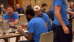 Il Barcellona accoglie Lewandowski, ma la faccia di Aubameyang…| VIDEO