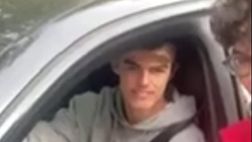 Milan, De Ketelaere concede foto ai tifosi a Milanello | PM VIDEO
