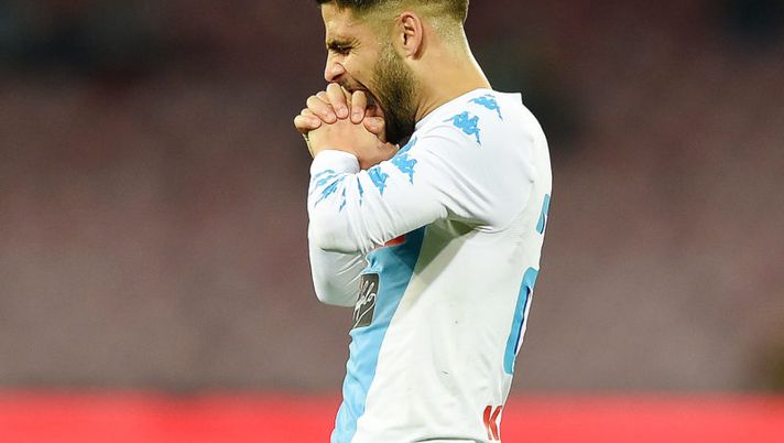 NAPLES, ITALY - FEBRUARY 10: Napolis player Lorenzo Insigne stands disappointed during the Serie A match between SSC Napoli and Genoa CFC at Stadio San Paolo on February 10, 2017 in Naples, Italy. (Photo by Francesco Pecoraro/Getty Images) Napoli, Sarri cambia così senza Insigne: bocciatura per Ounas. Occhio a Diawara - immagine 1
