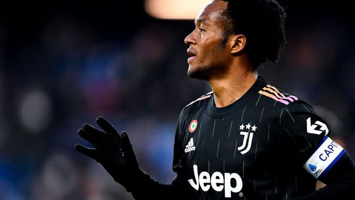 GENOA, ITALY - MARCH 12: Juan Cuadrado of Juventus celebrates after causing Maya Yoshida of Sampdorias own goal during the Serie A match between UC Sampdoria and Juventus FC at Stadio Luigi Ferraris on March 12, 2022 in Genoa, Italy. (Photo by Getty Images) Juve, il motivo dell’assenza di Cuadrado contro la Fiorentina: bandiera bianca - immagine 1