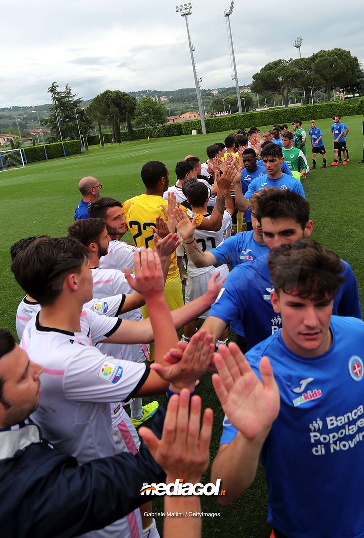  FLORENCE, ITALY - MAY 16: Fair play from the players of US Citta' di Palermo U19 and Novara U19 during the SuperCoppa primavera 2 match between Novara U19 and US Citta di Palermo U19 at Centro Tecnico Federale di Coverciano on May 16, 2018 in Florence, Italy.  (Photo by Gabriele Maltinti/Getty Images) 