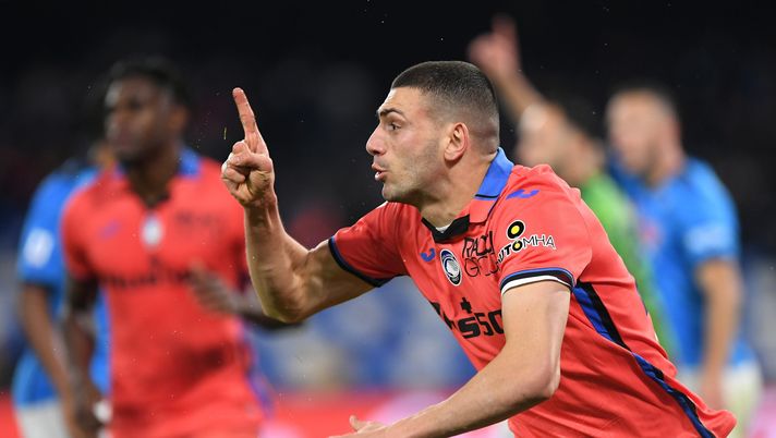 NAPLES, ITALY - DECEMBER 04: Merih Demiral of Atalanta celebrates after scoring their side's second goal during the Serie A match between SSC Napoli v Atalanta BC at Stadio Diego Armando Maradona on December 04, 2021 in Naples, Italy. (Photo by Francesco Pecoraro/Getty Images) Niente Bremer? L’Inter va su Demiral: prende quota questo scambio con l’Atalanta - immagine 1