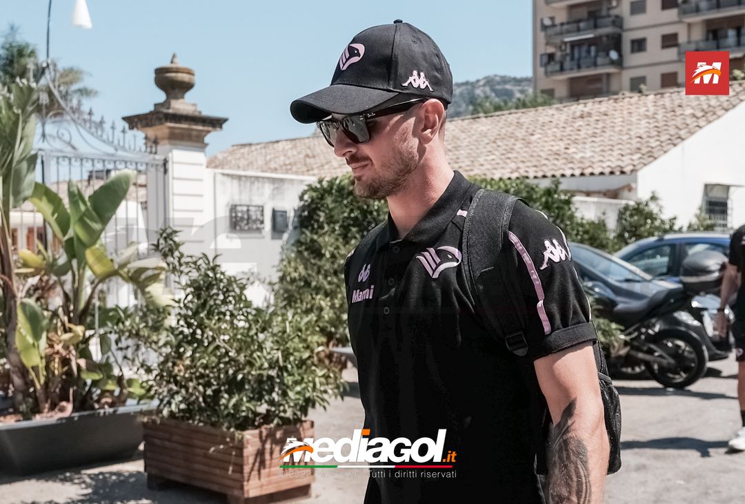 FOTO RITIRO PALERMO, i rosanero tornano in città dopo il test col Pisa (Gallery) - immagine 9
