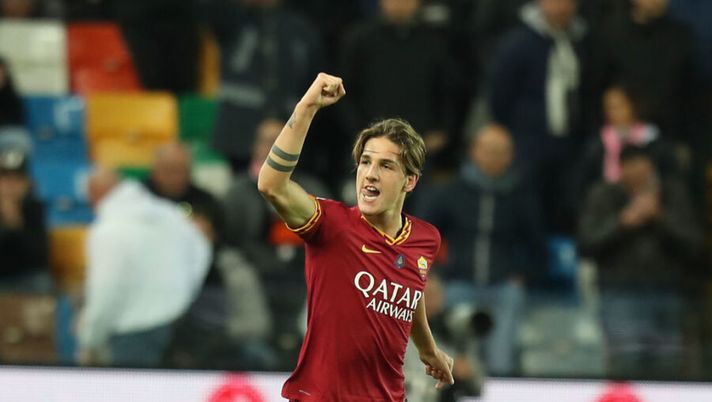 UDINE, ITALY - OCTOBER 30: Niccolo' Zaniolo of AS Roma celebrates after scoring a goal during the Serie A match between Udinese Calcio and AS Roma at Stadio Friuli on October 30, 2019 in Udine, Italy. (Photo by Gabriele Maltinti/Getty Images) I top 5 centrocampisti per questa giornata consigliati dall’algoritmo - immagine 1