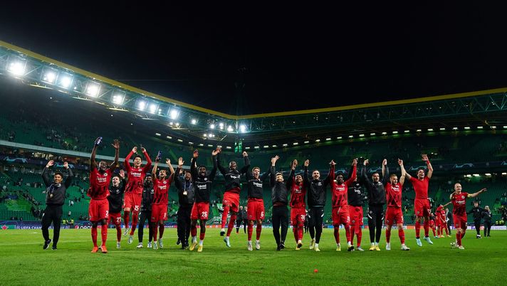 LISBON, PORTUGAL - NOVEMBER 01: Players of Eintracht Frankfurt celebrates their side's win after the final whistle of the UEFA Champions League group D match between Sporting CP and Eintracht Frankfurt at Estadio Jose Alvalade on November 01, 2022 in Lisbon, Portugal. (Photo by Gualter Fatia/Getty Images) Eurorivali, riparte la Bundesliga: l’Eintracht cala il tris allo Schalke - immagine 1