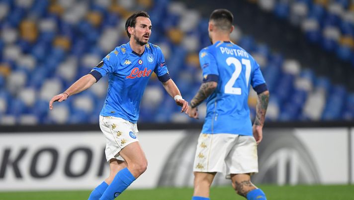 NAPLES, ITALY - FEBRUARY 25: Fabian Ruiz of SSC Napoli celebrates with teammate Matteo Politano after scoring his team's second goal during the UEFA Europa League Round of 32 match between SSC Napoli and Granada CF at Stadio Diego Armando Maradona on February 25, 2021 in Naples, Italy. Sporting stadiums around Italy remain under strict restrictions due to the Coronavirus Pandemic as Government social distancing laws prohibit fans inside venues resulting in games being played behind closed doors. (Photo by Francesco Pecoraro/Getty Images) Dalle cessioni il Napoli può guadagnare 80 milioni: sono tre le pedine fondamentali - immagine 1