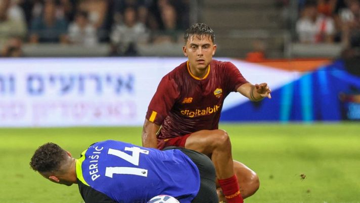 Roma's Argentinian forward Paulo Dybala (C) marks Tottenham Hotspur's Croatian midfielder Ivan Perisic during a friendly football match between England's Tottenham Hotspur and Italy's AS Roma at the Sammy Ofer Stadium in the city of Haifa on July 30, 2022. (Photo by JACK GUEZ / AFP) (Photo by JACK GUEZ/AFP via Getty Images) CorSport: “Roma, Dybala non è al top della forma. In questo momento c’è una priorità” - immagine 1