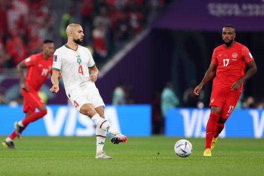 DOHA, QATAR - DECEMBER 01: Sofyan Amrabat of Morocco kicks off during the FIFA World Cup Qatar 2022 Group F match between Canada and Morocco at Al Thumama Stadium on December 01, 2022 in Doha, Qatar. (Photo by Catherine Ivill/Getty Images) Il Marocco sogna sulle spalle di Amrabat: il centrocampista viola non si ferma- immagine 2