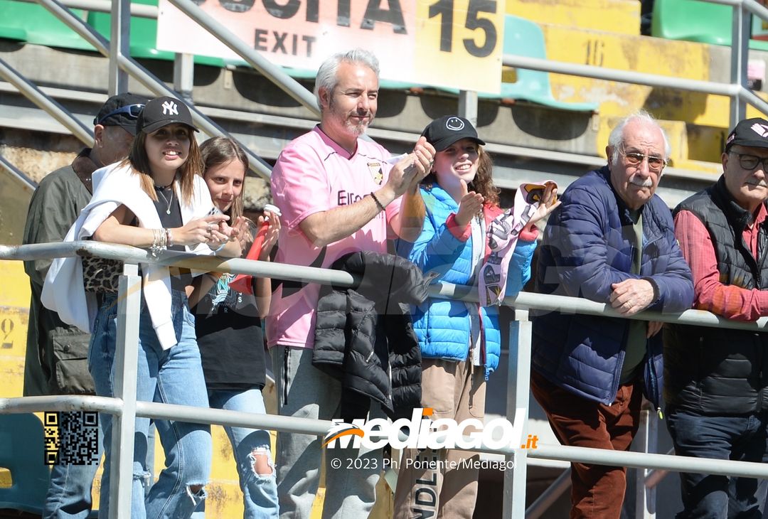 FOTOTIFO Palermo-Benevento 1-1, gli scatti ai tifosi al “Renzo Barbera” (Gallery) - immagine 21