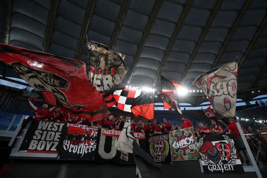 (Photo by Paolo Bruno/Getty Images) Roma, rieccoli: i tifosi Leverkusen distruggono un bus navetta atac- immagine 2