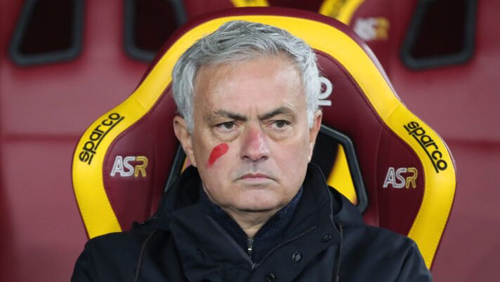 ROME, ITALY - NOVEMBER 26: Jose Mourinho, Head Coach of AS Roma, looks on with a red mark on their face in support of the #UNROSSOALLAVIOLENZA - the WeWorld Violence Against Women campaign prior to the Serie A TIM match between AS Roma and Udinese Calcio at Stadio Olimpico on November 26, 2023 in Rome, Italy. (Photo by Paolo Bruno/Getty Images) Mourinho: “Berardi prende in giro gli altri, non mi piace! Smalling e domani l’arbitro ammonirà Mancini” - immagine 1