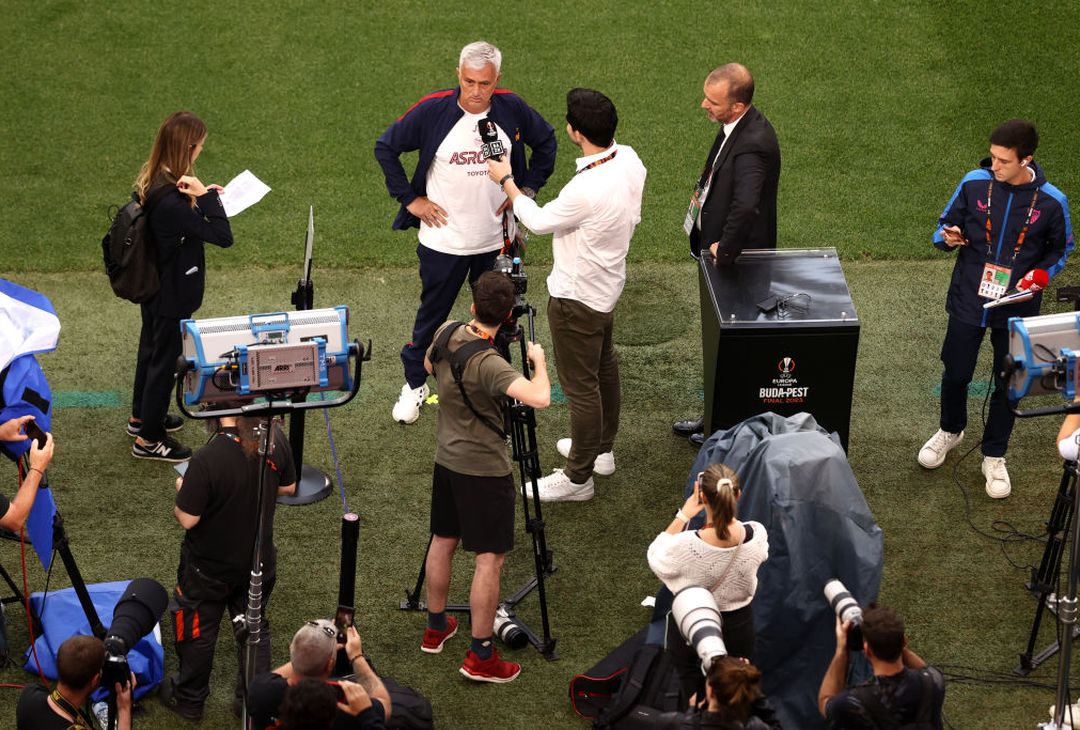 La Roma sul prato della Puskas Arena. Domani la finale – FOTO GALLERY - immagine 24