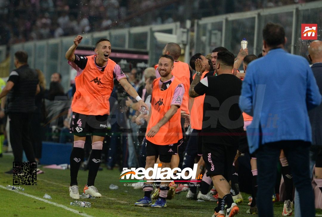 FOTO Palermo in Serie B, i festeggiamenti dei rosanero al Renzo Barbera (Gallery) - immagine 9