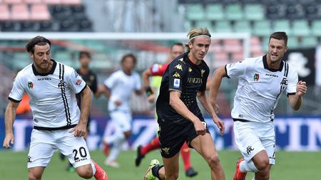 VENICE, ITALY - SEPTEMBER 19: Simone Bastoni of Spezia Calcio and Dennis Johnsen of Venezia FC and Jacopo Sala of Spezia Calcio in action during the Serie A match between Venezia FC and Spezia Calcio at Stadio Paolo Mazza on September 19, 2021 in Venice, Italy. (Photo by Giuseppe Bellini/Getty Images) VENICE, ITALY - SEPTEMBER 19: Simone Bastoni of Spezia Calcio and Dennis Johnsen of Venezia FC and Jacopo Sala of Spezia Calcio in action during the Serie A match between Venezia FC and Spezia Calcio at Stadio Paolo Mazza on September 19, 2021 in Venice, Italy. (Photo by Giuseppe Bellini/Getty Images)