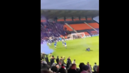 VIDEO / Follia in Inghilterra: tifoso aggredisce steward