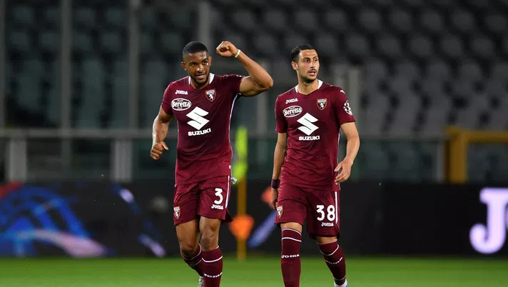 TURIN, ITALY - MAY 23: Gleison Bremer of Torino F.C. celebrates after scoring their team's first goal with Rolando Mandragora    during the Serie A match between Torino FC v Benevento Calcio at Olimpico Stadium on May 23, 2021 in Turin, Italy. Sporting stadiums around Italy remain under strict restrictions due to the Coronavirus Pandemic as Government social distancing laws prohibit fans inside venues resulting in games being played behind closed doors.  (Photo by Valerio Pennicino/Getty Images)