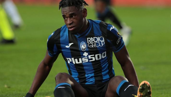 BERGAMO, ITALY - JANUARY 19: Duvan Zapata of Atalanta BC looks on during the Coppa Italia match between Atalanta BC and Spezia Calcio at Gewiss Stadium on January 19, 2023 in Bergamo, Italy. (Photo by Emilio Andreoli/Getty Images) Infortunio Zapata, Sky: “Con ogni probabilità tornerà post sosta”. Quante partite salterà - immagine 1