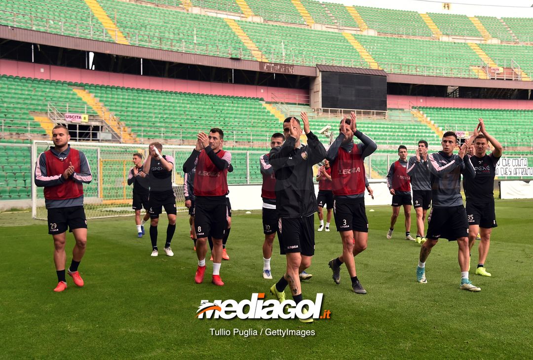  PALERMO, ITALY - MARCH 28: Players of Palermo greet supporters after a training session at Stadio Renzo Barbera on March 28, 2019 in Palermo, Italy. (Photo by Tullio M. Puglia/Getty Images) 