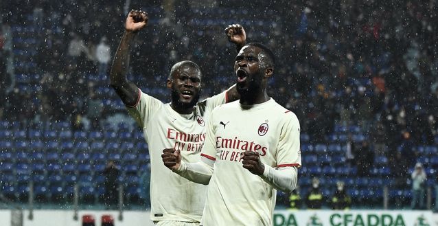 Franck Kessié e Fikayo Tomori (giocatori AC Milan), qui alla fine di Cagliari-Milan 0-1 (Serie A 2021-2022) | News (Getty Images) Kessié Tomori AC Milan Cagliari-Milan 0-1 Serie A 2021-2022