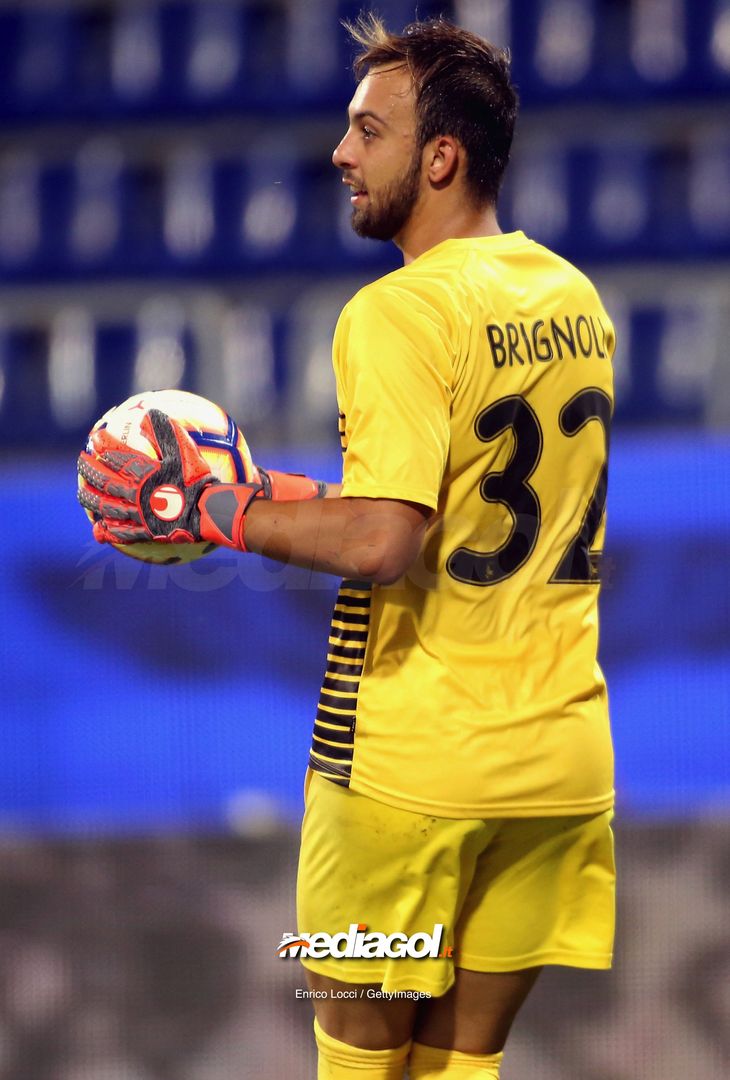  CAGLIARI, ITALY - AUGUST 12: Alberto Brignoli of  Palermo in action  during the Coppa Italia match between Cagliari Calcio and US Citta di Palermo at  on August 12, 2018 in cagliari, Italy.  (Photo by Enrico Locci/Getty Images) 