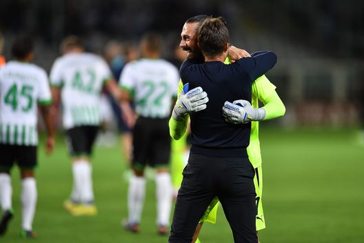 TURIN, ITALY - SEPTEMBER 17: US Sassuolo head coach Alessio Dionisi and Andrea Consigli celebrate victory at the end of the Serie A match between Torino FC and US Sassuolo at Stadio Olimpico di Torino on September 17, 2022 in Turin, Italy. (Photo by Valerio Pennicino/Getty Images) Dionisi imbriglia Juric: il croato non è lucido nella gestione dell’attacco- immagine 3