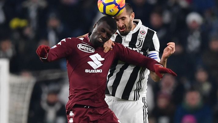 TURIN, ITALY - JANUARY 03: Giorgio Chiellini of Juventus competes for the ball with M'Baye Niang of Torino  during the TIM Cup match between Juventus and Torino FC at Allianz Stadium on January 3, 2018 in Turin, Italy.  (Photo by Valerio Pennicino - Juventus FC/Juventus FC via Getty Images) 
