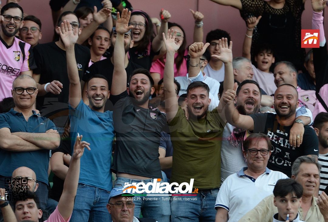 Fototifo, i tifosi allo stadio per Palermo-Feralpisaló 1-0 (gallery) - immagine 126