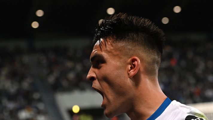 REGGIO NELL'EMILIA, ITALY - OCTOBER 02: Lautaro Martinez of FC Internazionale celebrates after scoring his team second goal during the Serie A match between US Sassuolo v FC Internazionale at Mapei Stadium - Citta' del Tricolore on October 02, 2021 in Reggio nell'Emilia, Italy. (Photo by Alessandro Sabattini/Getty Images) REGGIO NELL'EMILIA, ITALY - OCTOBER 02: Lautaro Martinez of FC Internazionale celebrates after scoring his team second goal during the Serie A match between US Sassuolo v FC Internazionale at Mapei Stadium - Citta' del Tricolore on October 02, 2021 in Reggio nell'Emilia, Italy. (Photo by Alessandro Sabattini/Getty Images)