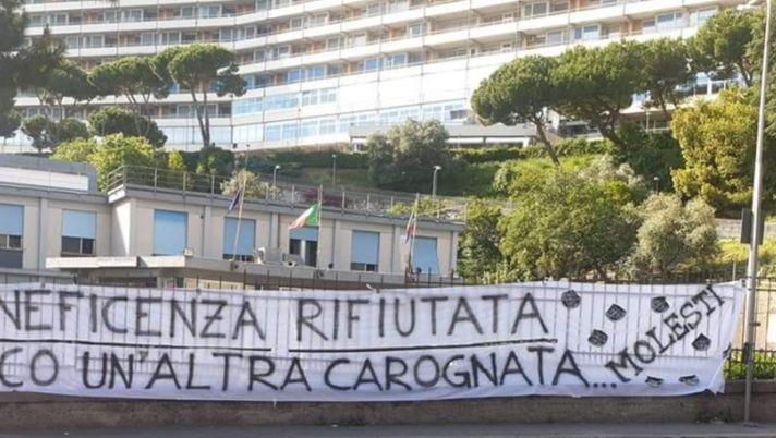 Striscione davanti al San Martino di Genova Striscione davanti al San Martino di Genova
