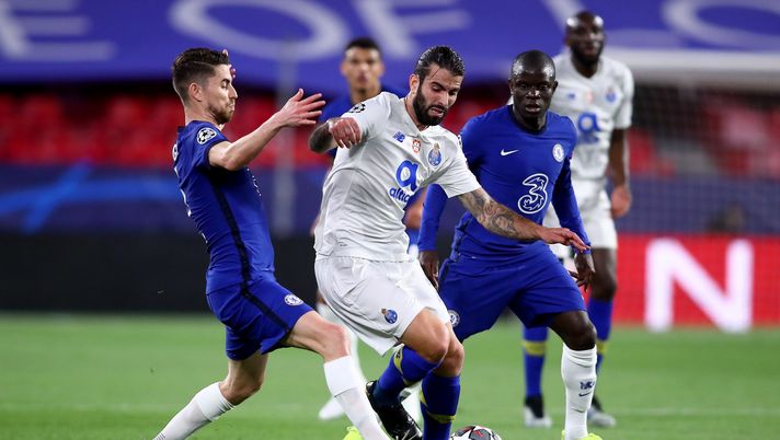 SEVILLE, SPAIN - APRIL 13: Sergio Oliveira of Porto is tackled by Jorginho and Ngolo Kante of Chelsea during the UEFA Champions League Quarter Final Second Leg match between Chelsea FC and FC Porto at Estadio Ramon Sanchez Pizjuan on April 13, 2021 in Seville, Spain. Sporting stadiums around Spain remain under strict restrictions due to the Coronavirus Pandemic as Government social distancing laws prohibit fans inside venues resulting in games being played behind closed doors. (Photo by Fran Santiago/Getty Images) 