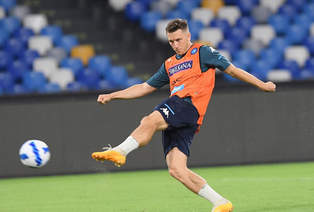  NAPLES, ITALY - AUGUST 18: Piotr Zielinski  of Napoli during an SSC Napoli training session on August 18, 2021 in Naples, Italy. (Photo by SSC NAPOLI/SSC NAPOLI via Getty Images)  